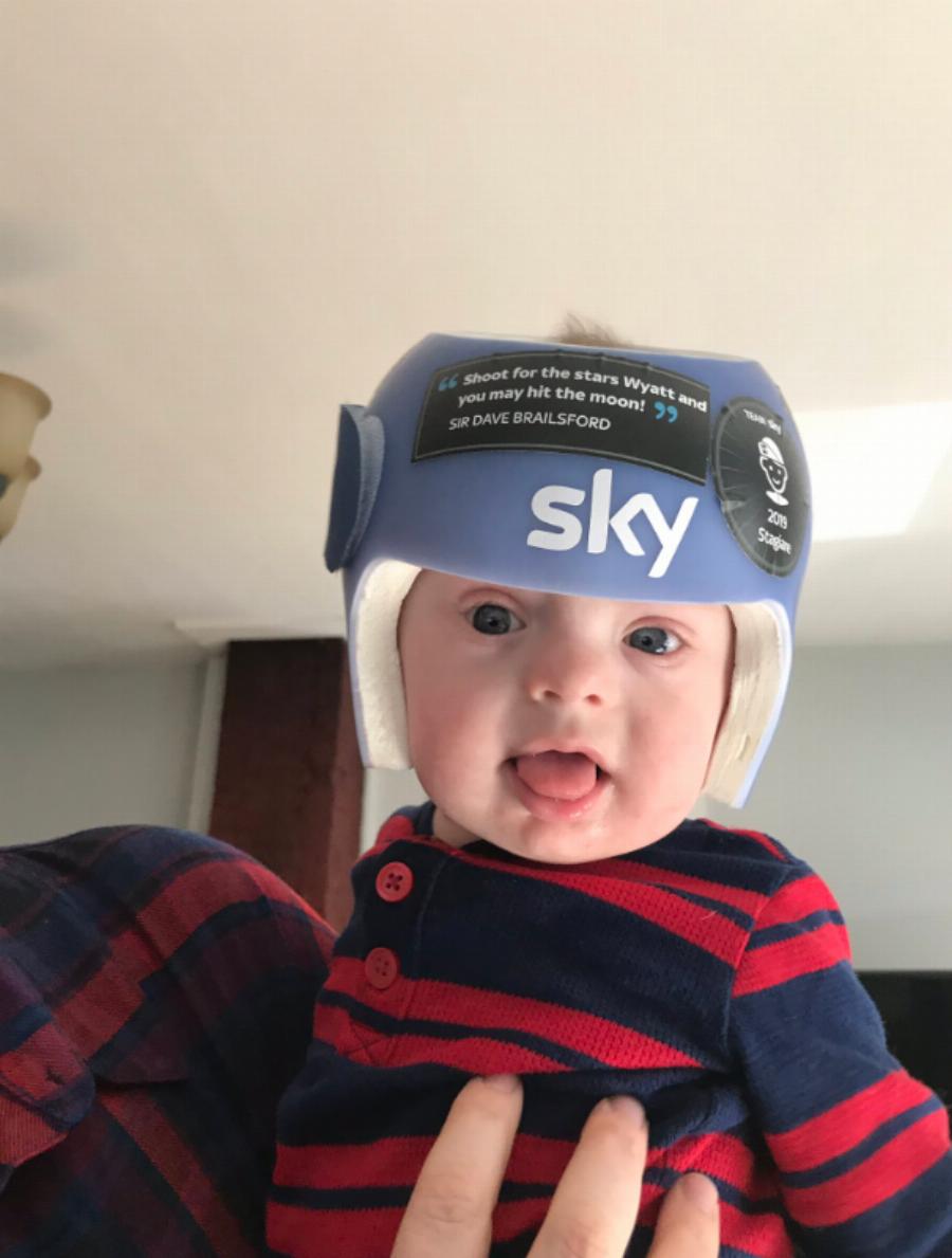 Συγκινητική στιγμή: Πατέρας έφτασε στο τέρμα στον Μαραθώνιο κρατώντας αγκαλιά τον 7 μηνών γιο του με σύνδρομο Down