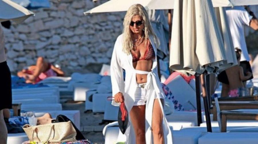 Χαμός στην Μύκονο: Η Μαρίνα Πατούλη για μπάνιο στην Ψαρρού με μαύρο μπικίνι – Όλο το νησί την συζητάει