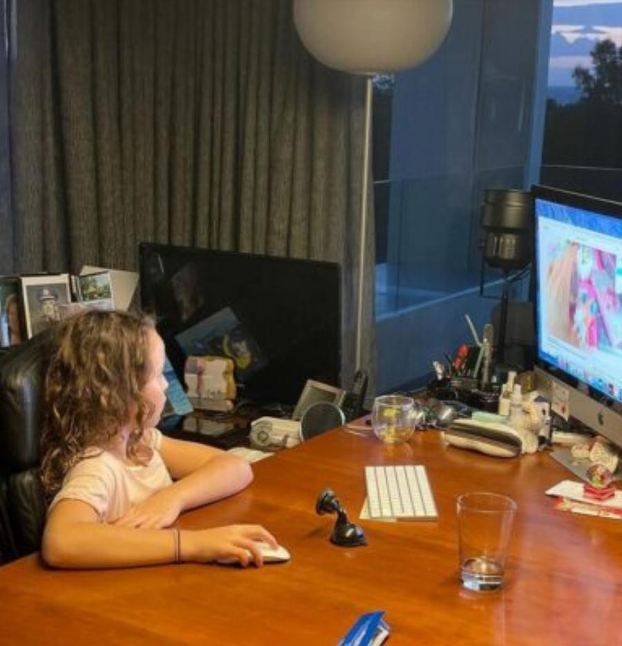 Μοιάζουν σαν δύο σταγόνες νερό: Η Πέγκυ Ζήνα μας έδειξε για πρώτη φορά την κόρη της και είναι ολόιδια η μητέρα της