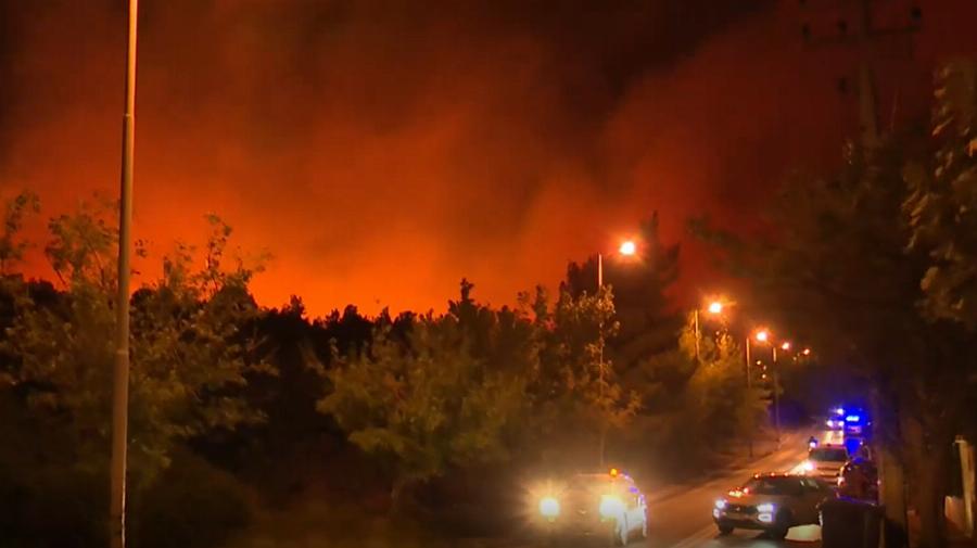 «Καιγόμαστε! Ένα πυροσβεστικό στην Χειμάρας»: Καίγεται το σπίτι της Κατερίνας Στεφανίδη στην Πεντέλη