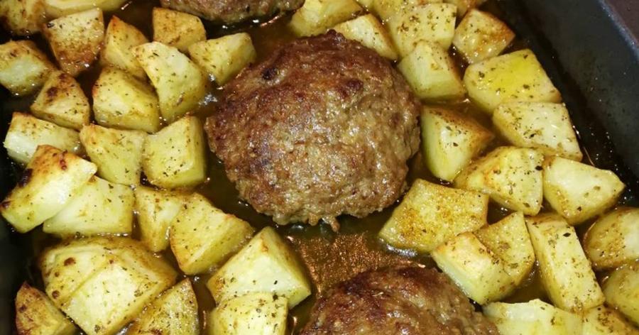 Μαμαδίστικα μπιφτέκια με πατάτες στο φούρνο: Το απόλυτο μυστικό για να γίνουν οι πατάτες τραγανές και γλυκές σαν λουκούμι