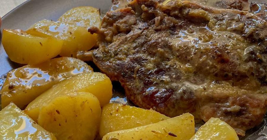 Μπριζόλες για μερακλήδες: Το απόλυτο μυστικό για τις πιο ζουμερές χοιρινές μπριζόλες στον φούρνο