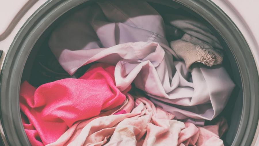 Δώστε βάση: Πόσο συχνά πρέπει να πλένετε κάθε ρούχο που βρίσκεται στη ντουλάπα σας – Ο απόλυτος οδηγός πλυσίματος