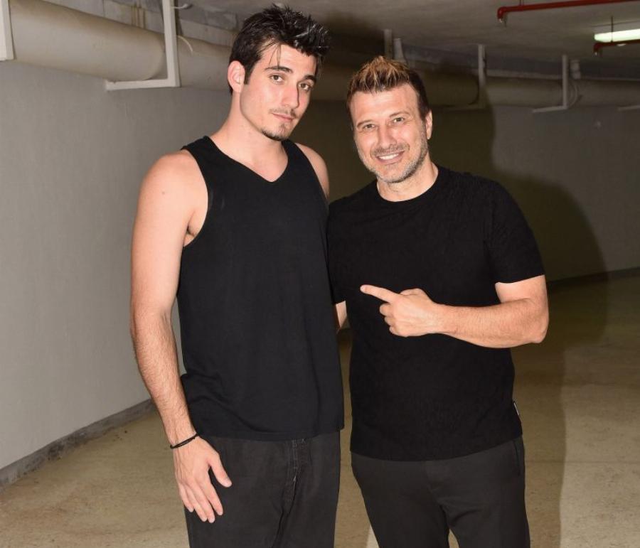 Γιάννης Πλούταρχος: Η καταγωγή, τα δύσκολα χρόνια, τα πρώτα βήματα στο τραγούδι και η οίκογένεια που υπεραγαπά