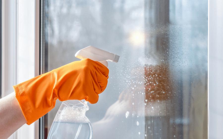 Θα πάθετε πλάκα: Το θαυματουργό κόλπο για να κάνετε τις γυάλινες επιφάνειες να αστράφτουν