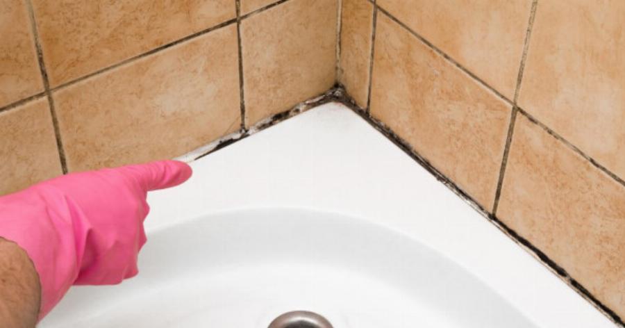 Πείτε αντίο στην μούχλα στο μπάνιο: Το ισχυρό σπιτικό καθαριστικό για να την εξαφανίσετε μόνο με 2 υλικά