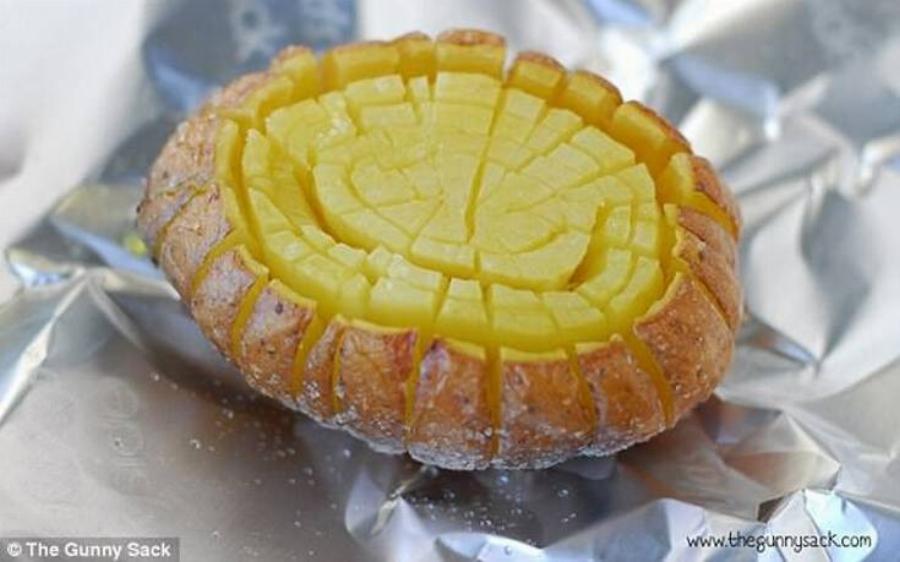 Οι σεφ αποκαλύπτουν για την τέλεια ψητή πατάτα: Το κόλπο που εγγυάται επιτυχία και έχει γίνει viral