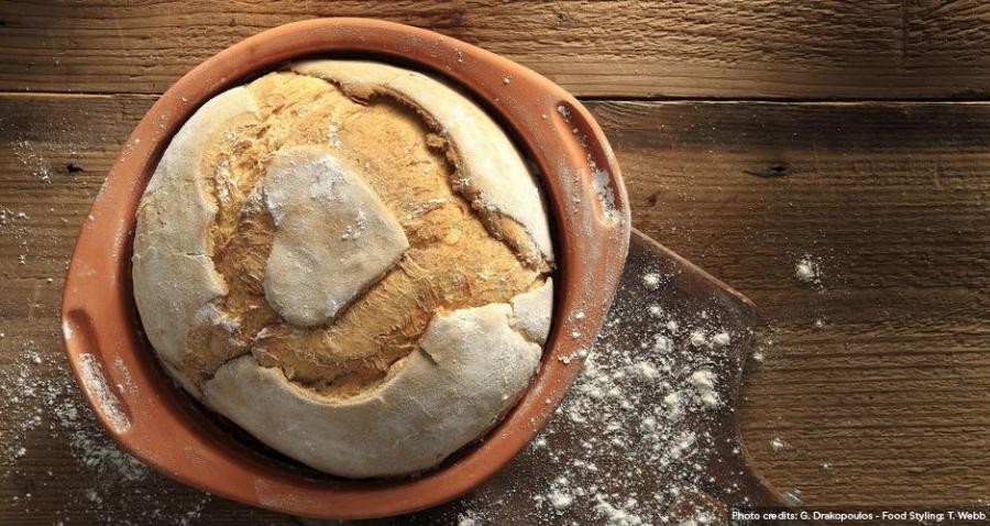 Το μυστικό του Άκη Πετρετζίκη: Αποκαλύπτει την σπιτική συνταγή για χωριάτικο ψωμί χωρίς ζύμωμα, πιο νόστιμο και από του φούρνου