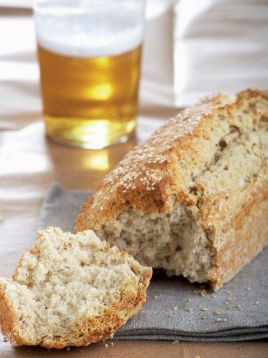 Καλύτερο από του φούρνου: Λαχταριστό σπιτικό ψωμί με μπύρα και μέλι – Χωρίς μαγιά και ζύμωμα
