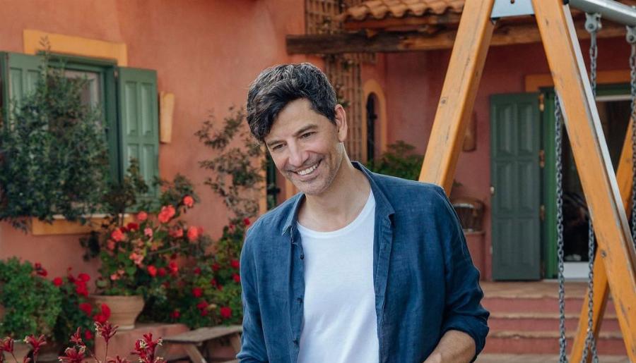 Δάκρυα χαράς για τον Σάκη Ρουβά: Έβγαλε το 1ο του πεπόνι από το μποστάνι του και δεν μπόρεσε να κρύψει την συγκίνηση του