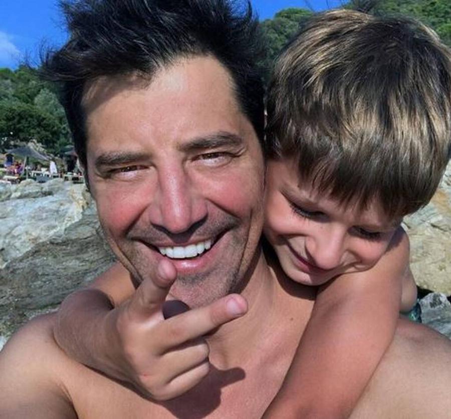 Σάκης Ρουβάς: Η δουλειά ως οικοδόμος, ο χωρισμός των γονιών του, ο έρωτας με τη Ζυγούλη και ο θάνατος που τον τσάκισε