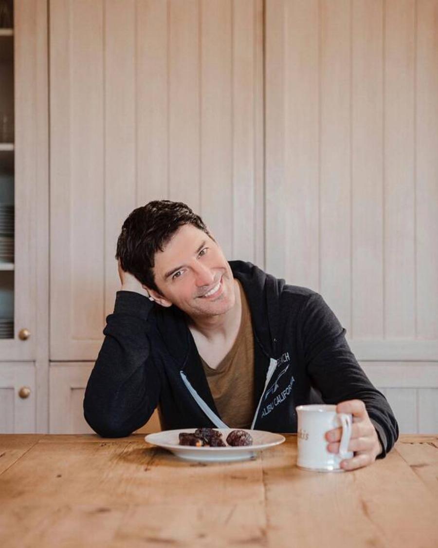 Σάκης Ρουβάς: Η δουλειά ως οικοδόμος, ο χωρισμός των γονιών του, ο έρωτας με τη Ζυγούλη και ο θάνατος που τον τσάκισε