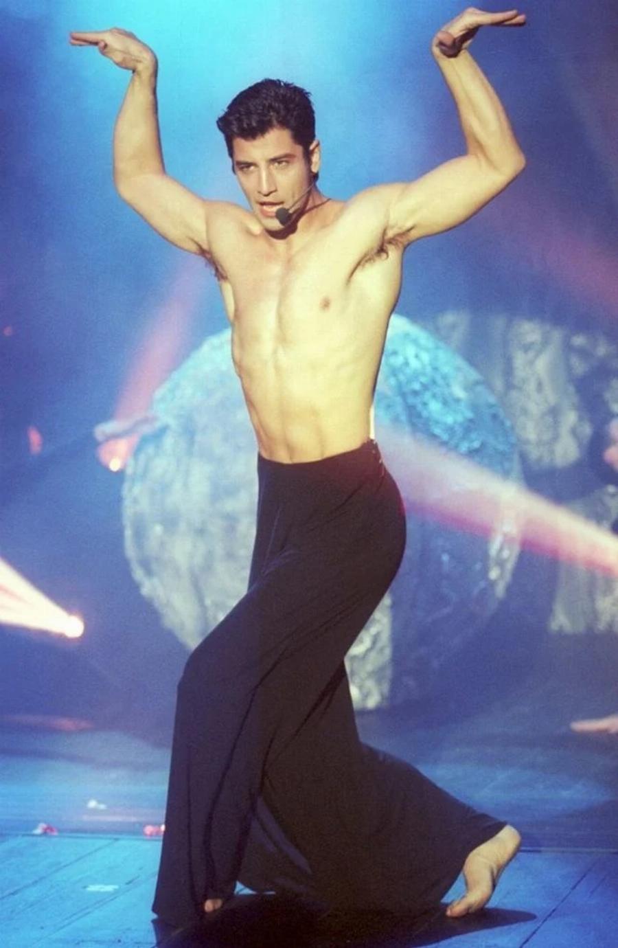 Σάκης Ρουβάς: Η δουλειά ως οικοδόμος, ο χωρισμός των γονιών του, ο έρωτας με τη Ζυγούλη και ο θάνατος που τον τσάκισε