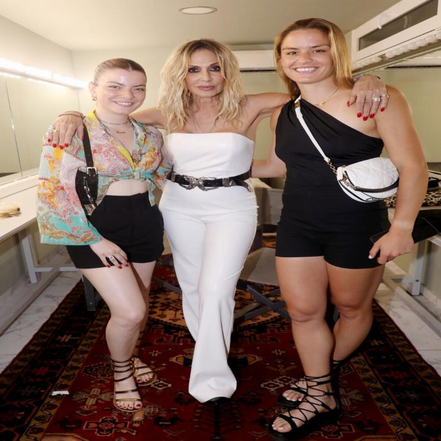 Πιο κούκλα από ποτέ: Η Μαρία Σάκκαρη σε νυχτερινή έξοδο με την αδερφή της, ποζάρει με ξανθό μαλλί και σορτσάκι