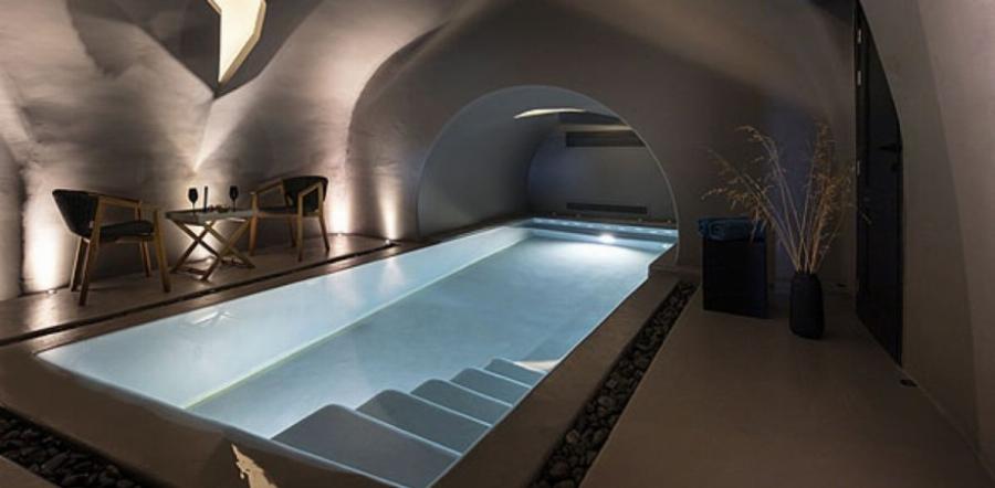 Δεν πάει ο νους σας: Το αστρονομικό ποσό για μια νύχτα στο πολυτελές ξενοδοχείο της Αθηνάς Οικονομάκου και του Φίλιππου Μιχόπουλου στην Σαντορίνη