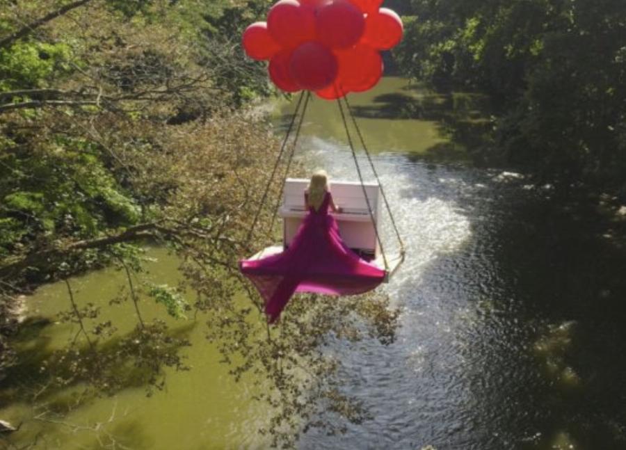 Πρωτόγνωρες εικόνες στα Τέμπη: Ιπτάμενο πιάνο και παραμυθένια παρουσία στην γνωστή κοιλάδα