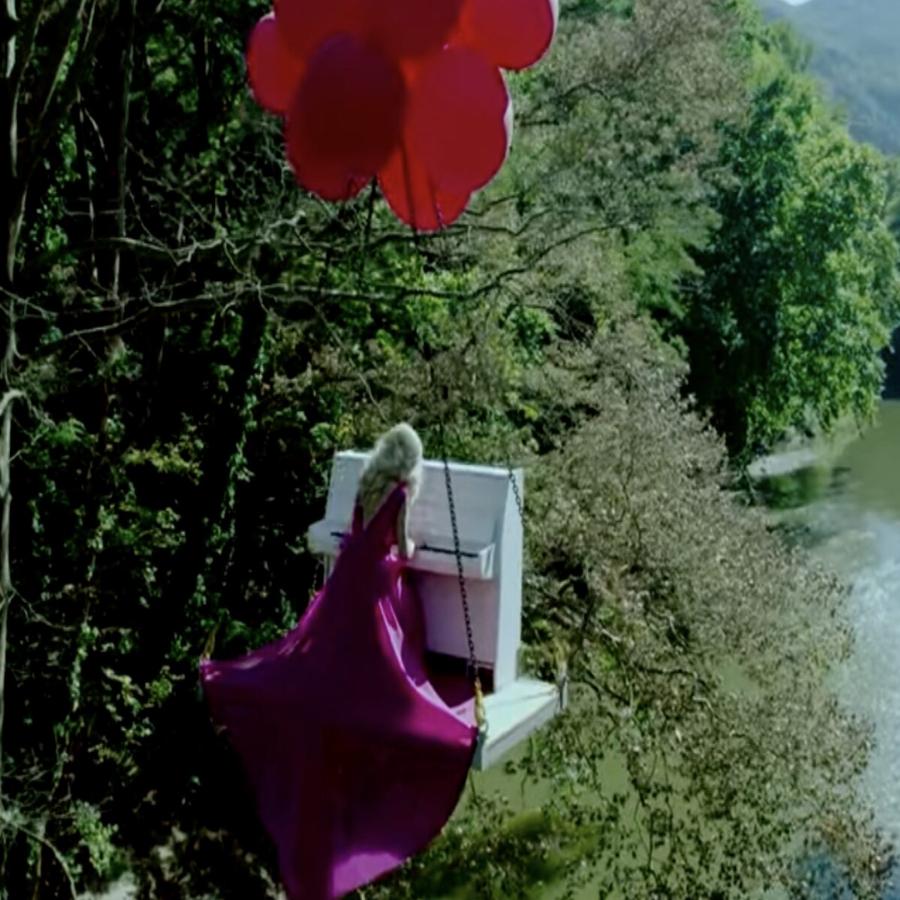 Πρωτόγνωρες εικόνες στα Τέμπη: Ιπτάμενο πιάνο και παραμυθένια παρουσία στην γνωστή κοιλάδα