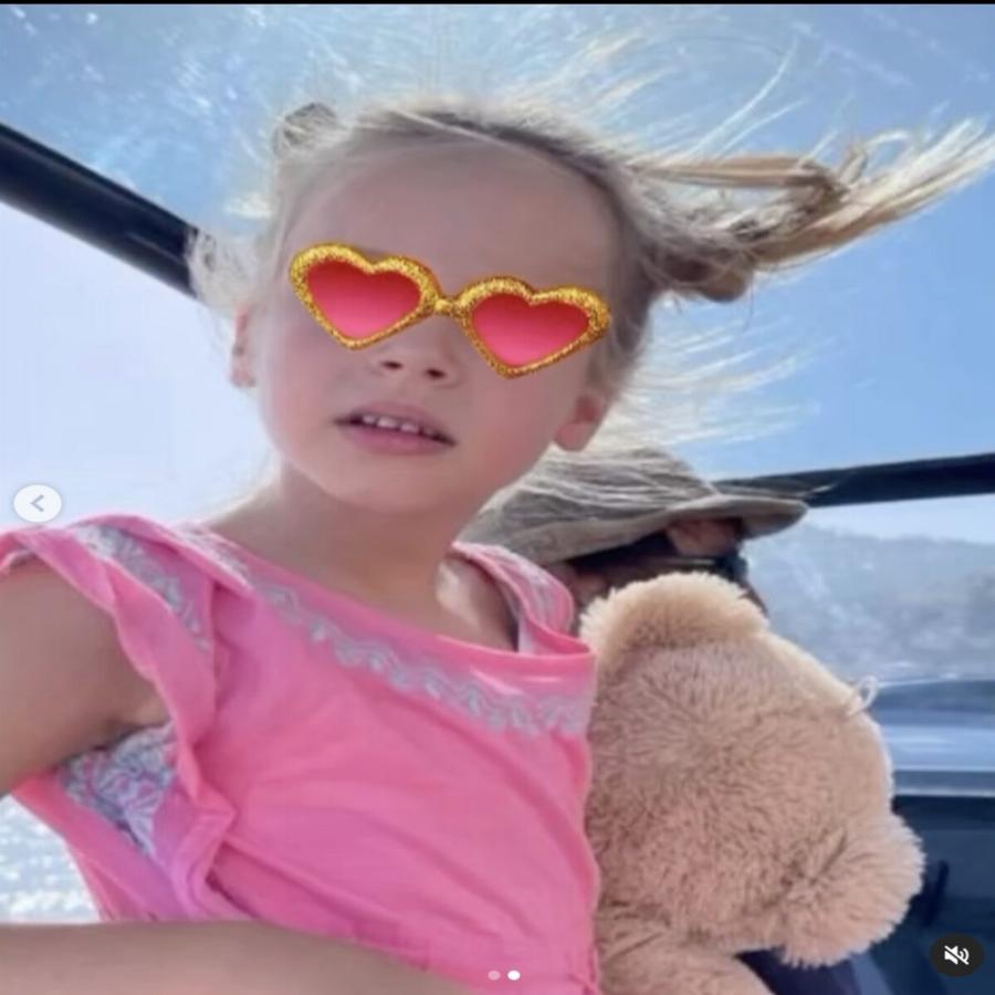 Ευτυχισμένη μητέρα η Μενεγάκη: Γιόρταζε η κόρη της Μαρίνα, οι δημόσιες ευχές και οι φωτογραφίες από τις διακοπές