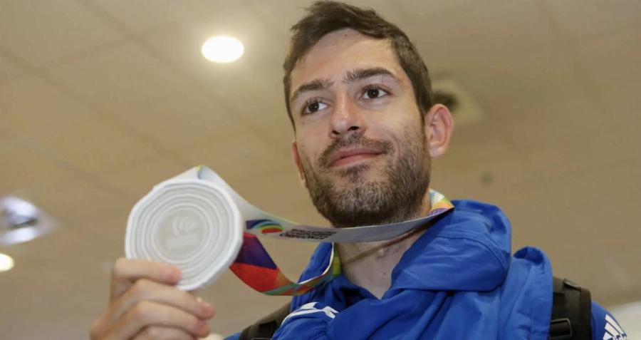 Τεράστια επιτυχία: Ο Μίλτος Τεντόγλου επέστρεψε από τις ΗΠΑ στην Ελλάδα με το παγκόσμιο μετάλλιο