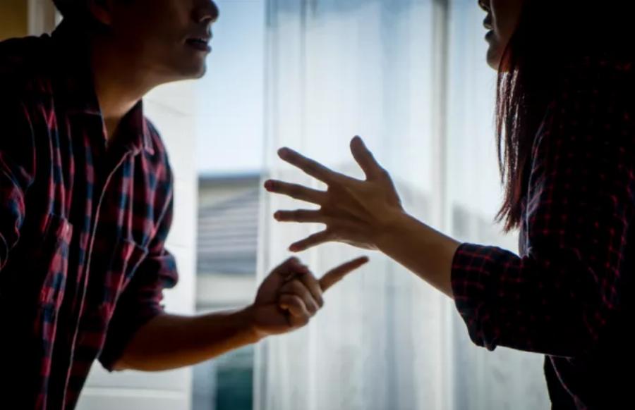 Ερώτημα αναγνώστριας: Ο σύντροφός μου δεν φέρεται καλά στο παιδί μου – Έχω άδικο που θέλω να τον χωρίσω;