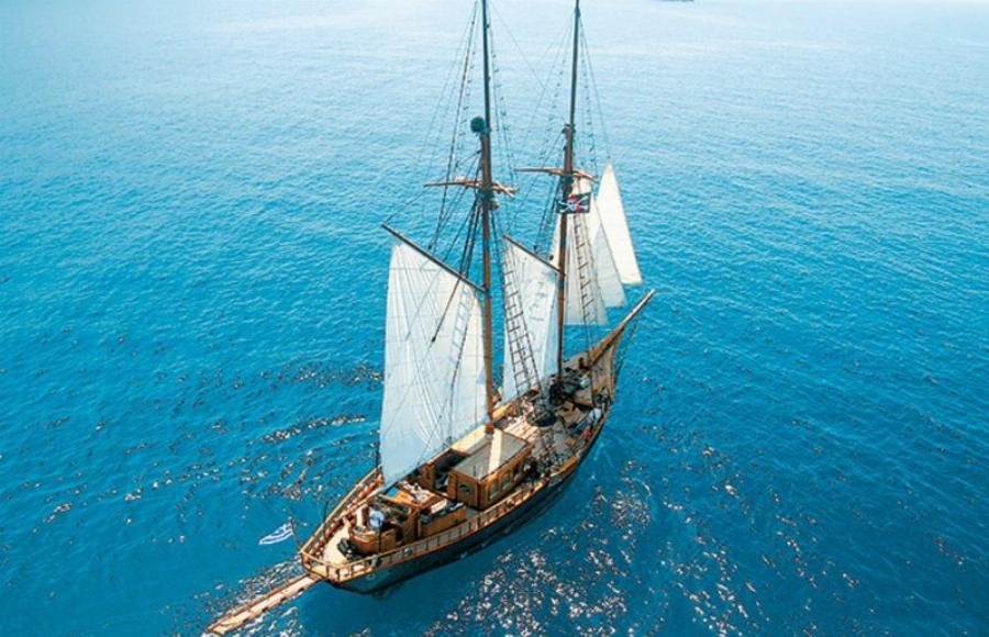 Δεν πάει ο νους σας: Το αστρονομικό ποσό για μια νύχτα στο πολυτελές ξενοδοχείο της Αθηνάς Οικονομάκου και του Φίλιππου Μιχόπουλου στην Σαντορίνη