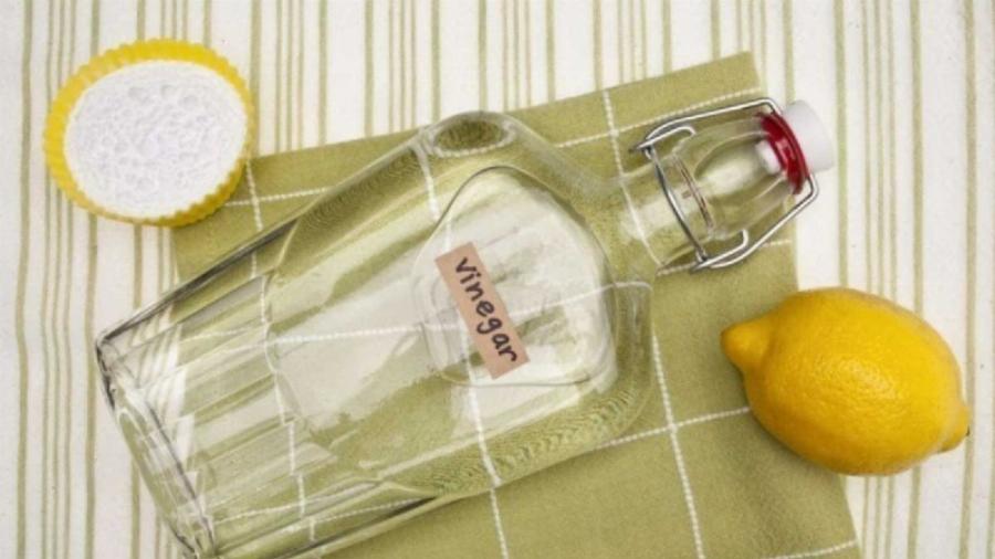 Θα γίνουν λαμπίκο: Το απόλυτο μυστικό με ξύδι και λεμόνι για να λαμποκοπάνε οι καθρέφτες στο μπάνιο