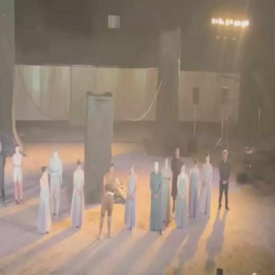 Ξέσπασαν σε χειροκροτήματα: Ο Γιάννης Στάνκογλου διαβάζει την καταγγελία του ΣΕΗ για τον Λιγνάδη και το κοινό τον αποθεώνει