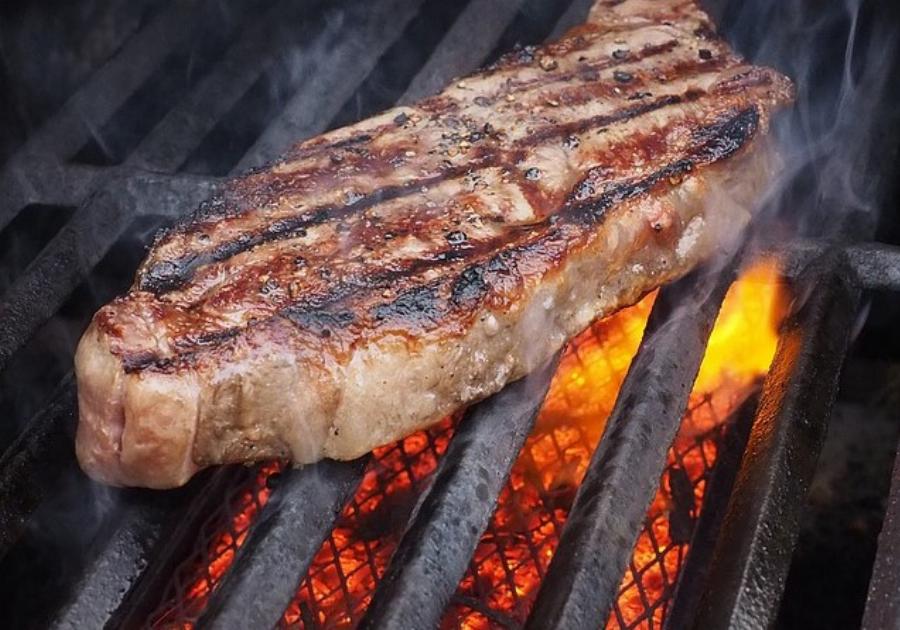 Η μπριζόλα του μερακλή: Το μυστικό για να γίνει «λουκούμι» και ζουμερή με ένα κόλπο