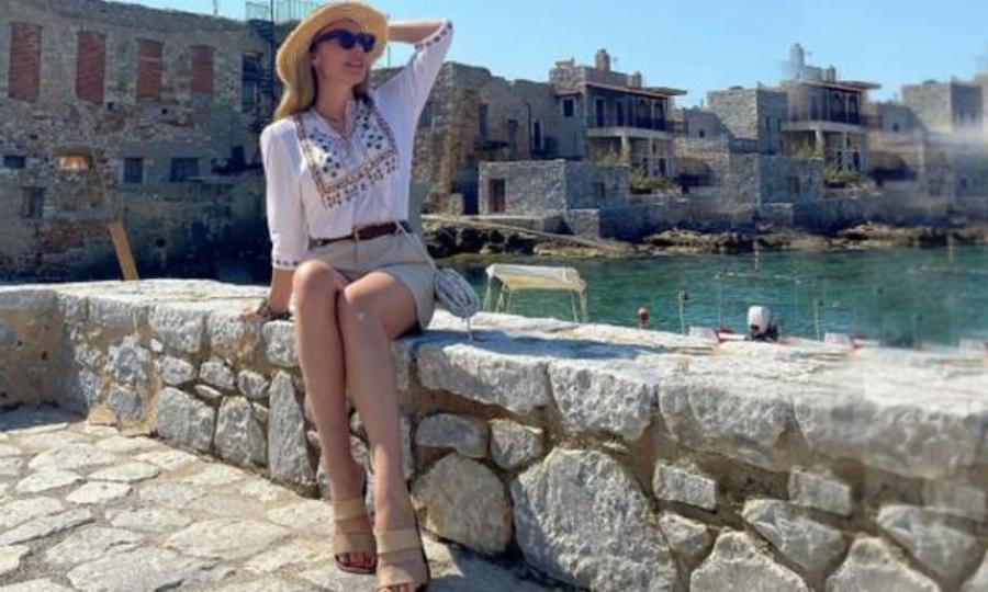 Γοργόνα η Τατιάνα Στεφανίδου στα 52 της: Ποζάρει ξαπλωμένη στην αμμουδιά με λευκό μαγιό και κορμί “λαμπάδα”