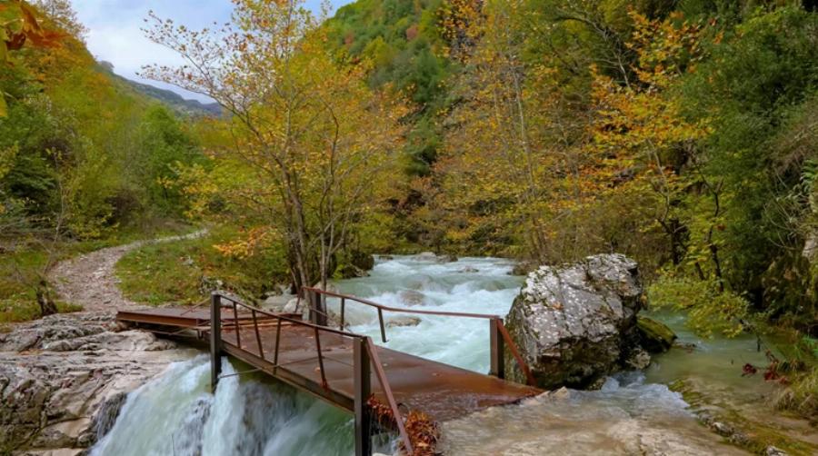 Οι καλύτεροι ορεινοί προορισμοί για το καλοκαίρι: Διακοπές στο βουνό – Πέτρινα χωριά, τοξωτά γεφύρια και δραστηριότητες στη φύση