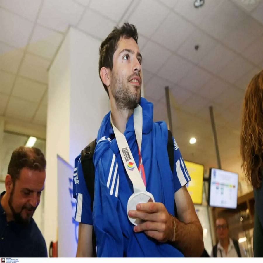 Τεράστια επιτυχία: Ο Μίλτος Τεντόγλου επέστρεψε από τις ΗΠΑ στην Ελλάδα με το παγκόσμιο μετάλλιο