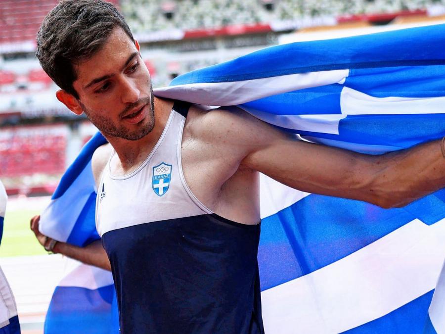 Ο Μίλτος Τεντόγλου έπαιξε πιάνο στο πρωτάθλημα κλειστού στίβου και έκλεψε την παράσταση ξανά