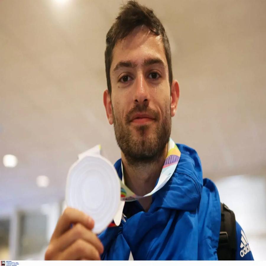 Τεράστια επιτυχία: Ο Μίλτος Τεντόγλου επέστρεψε από τις ΗΠΑ στην Ελλάδα με το παγκόσμιο μετάλλιο