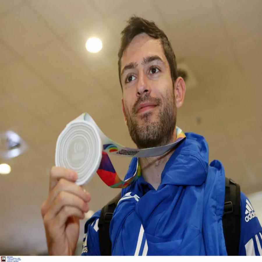 Τεράστια επιτυχία: Ο Μίλτος Τεντόγλου επέστρεψε από τις ΗΠΑ στην Ελλάδα με το παγκόσμιο μετάλλιο