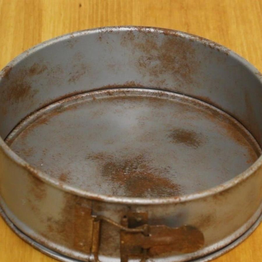 Τέρμα η σκουριά: Το κόλπο με 2 υλικά για να την εξαφανίσετε από τα παλιά σας σκεύη σε χρόνο μηδέν