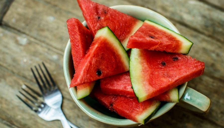 Το μυστικό για να το διαλέξετε: Γιατί πρέπει να σηκώνετε πάντα ένα καρπούζι πριν το αγοράσετε