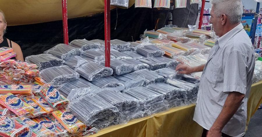 Αττική: Ανάρπαστα έγιναν τα πλαστικά καλαμάκια σε πανηγύρι