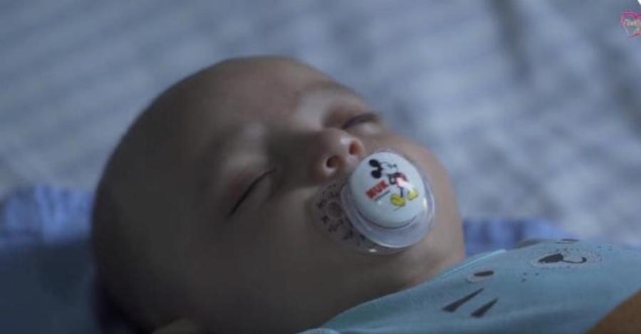 Χρήστος Ραφαήλ: Το 5 μηνών βρέφος που έκανε επέμβαση στα μάτια και στέλνει μήνυμα ελπίδας