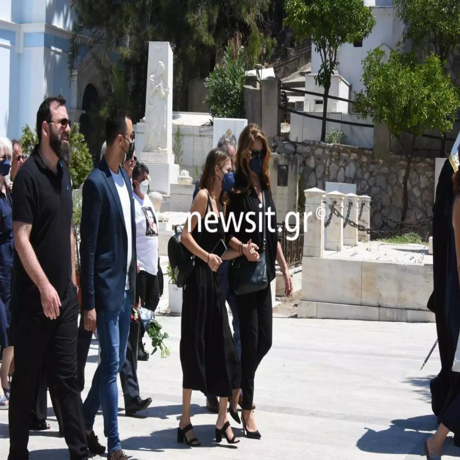 Βαρύ το κλίμα στο ετήσιο μνημόσυνο του Τόλη Βοσκόπουλου στο Α’ Νεκροταφείο Αθηνών