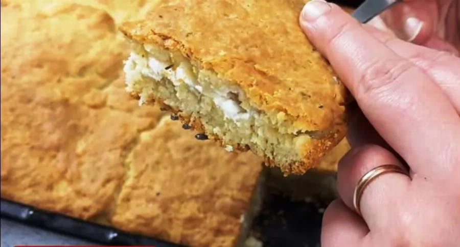 Παραδεισένιο σνακ: Η συνταγή για μπισκοτένια τυρόπιτα έτοιμη μόνο σε 15′ – Λαχταριστή και τραγανή με γιαούρτι και φέτα