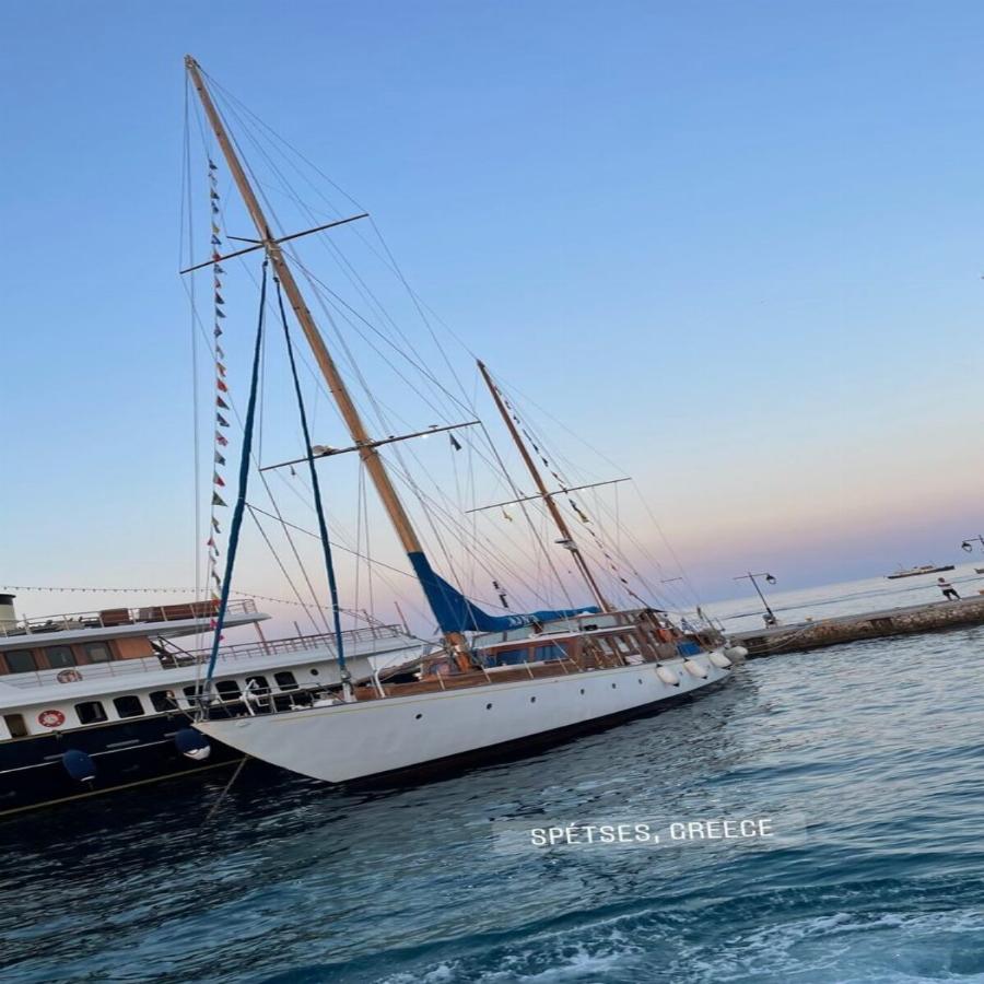 Το «έκαψε» με τρελό γλέντι σε ιδιωτικό σκάφος: Ξέχασε ήδη την Καινουργιού ο Φίλιππος Τσαγκρίδης μετά τον οριστικό χωρισμό