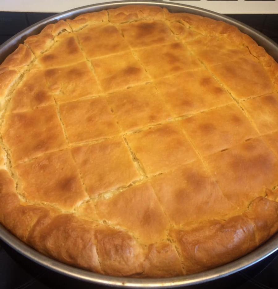 Τυρόπιτα κουρού για καλοφαγάδες: Η πανεύκολη συνταγή με μπεσαμέλ και μπισκοτένιο φύλλο που θα σας αφήσει άφωνους