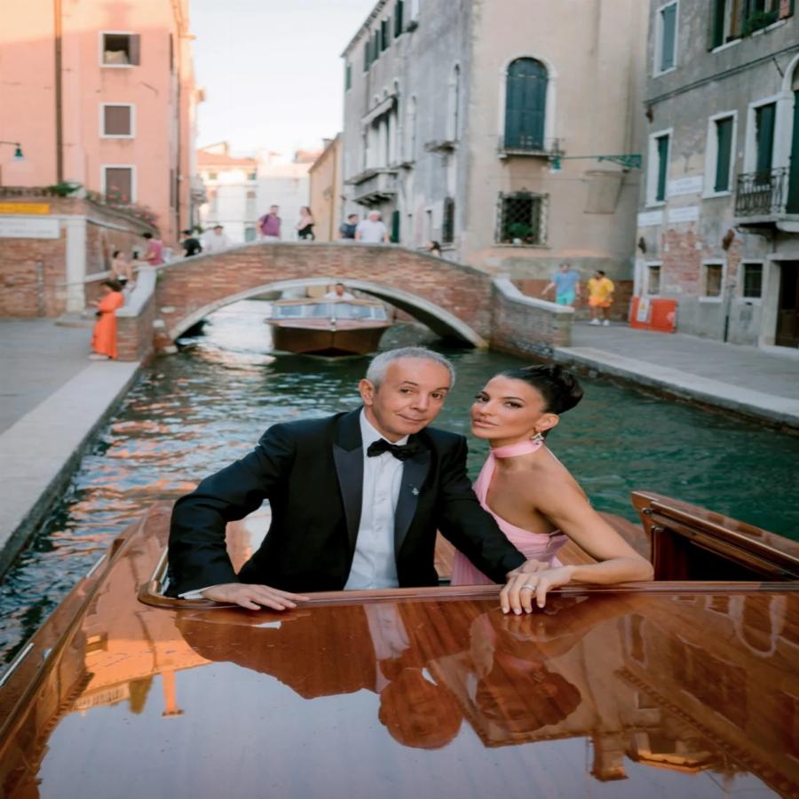 Η αγάπη χρόνια δεν κοιτά: Το επίσημο album φωτογραφιών από τη βάφτιση της δεύτερης κόρης του Γιάννης και της Δήμητρας Κούστα