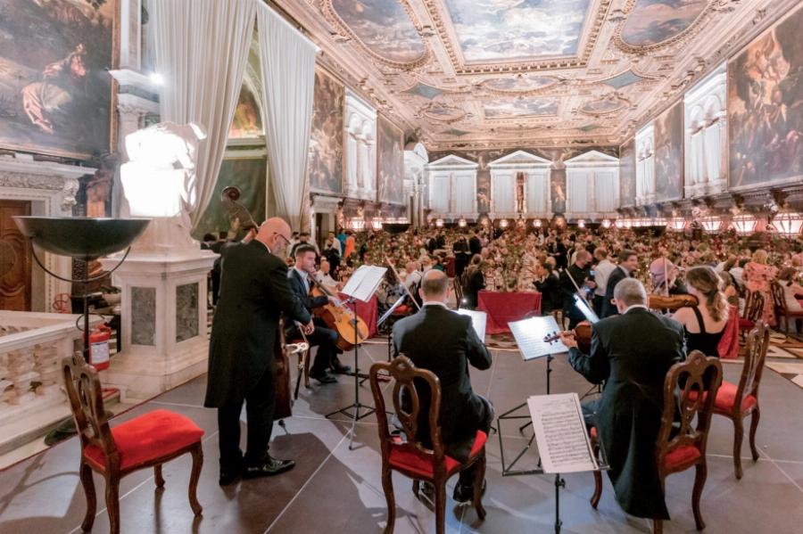 Η αγάπη χρόνια δεν κοιτά: Το επίσημο album φωτογραφιών από τη βάφτιση της δεύτερης κόρης του Γιάννης και της Δήμητρας Κούστα