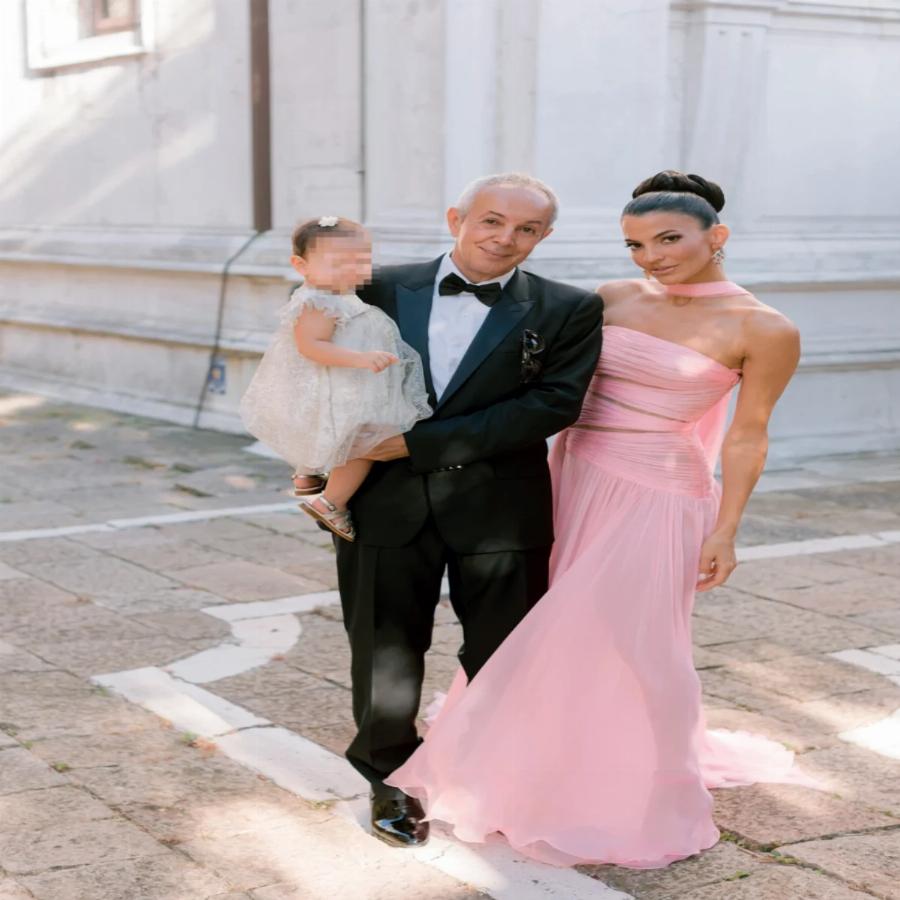 Η αγάπη χρόνια δεν κοιτά: Το επίσημο album φωτογραφιών από τη βάφτιση της δεύτερης κόρης του Γιάννης και της Δήμητρας Κούστα