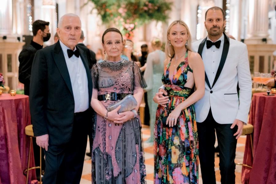 Η αγάπη χρόνια δεν κοιτά: Το επίσημο album φωτογραφιών από τη βάφτιση της δεύτερης κόρης του Γιάννης και της Δήμητρας Κούστα