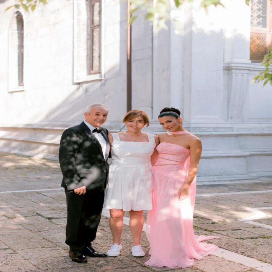 Η αγάπη χρόνια δεν κοιτά: Το επίσημο album φωτογραφιών από τη βάφτιση της δεύτερης κόρης του Γιάννης και της Δήμητρας Κούστα