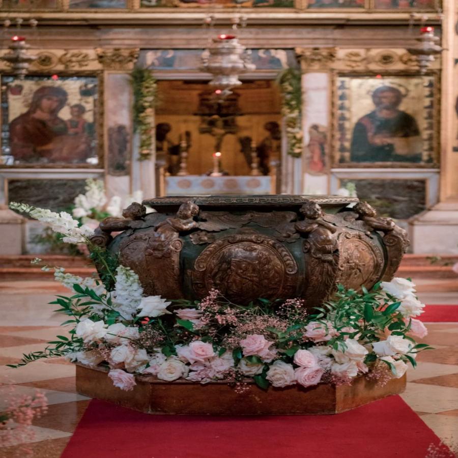 Η αγάπη χρόνια δεν κοιτά: Το επίσημο album φωτογραφιών από τη βάφτιση της δεύτερης κόρης του Γιάννης και της Δήμητρας Κούστα