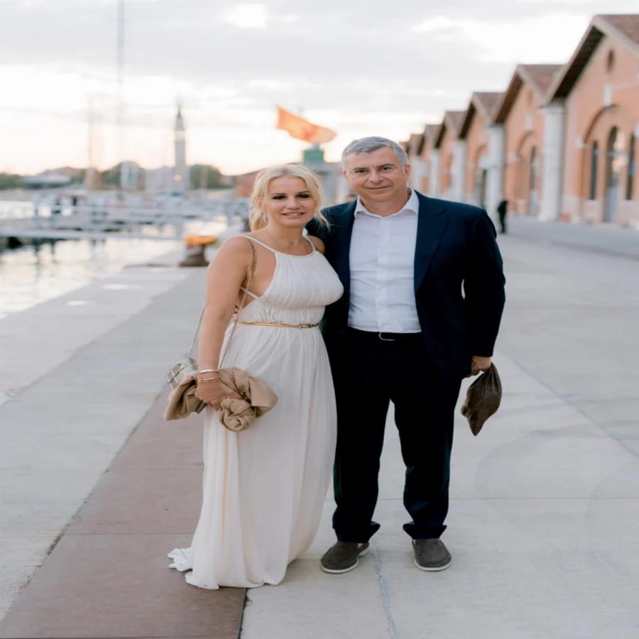 Η αγάπη χρόνια δεν κοιτά: Το επίσημο album φωτογραφιών από τη βάφτιση της δεύτερης κόρης του Γιάννης και της Δήμητρας Κούστα