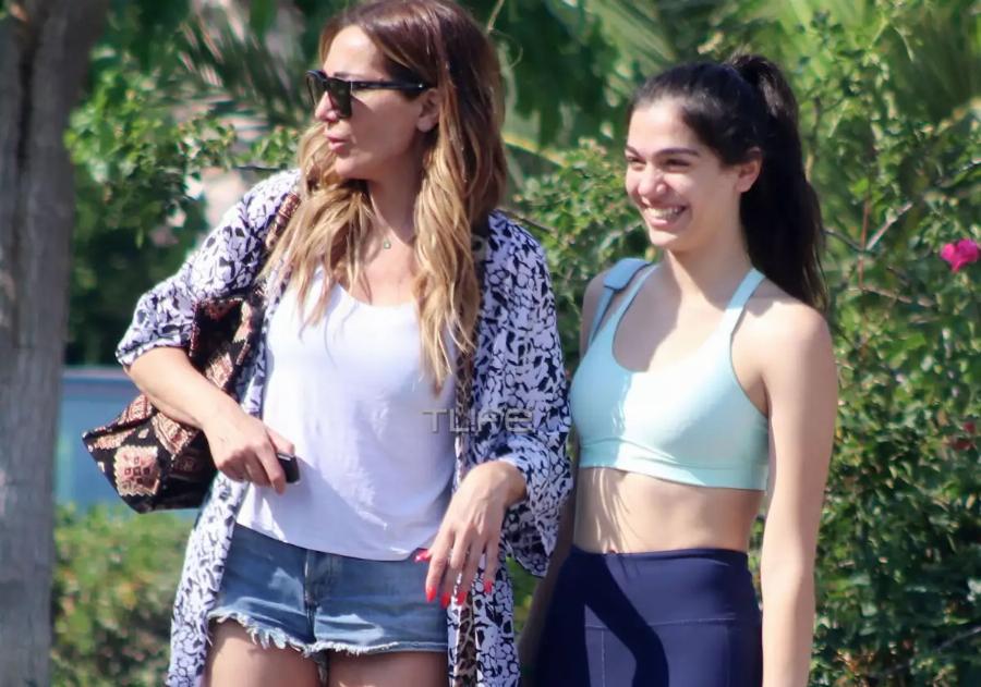 Μαμά και κόρη είναι αχώριστες: Φωτογραφίες από τη βόλτα της Δέσποινας Βανδή και της Μελίνας Νικολαΐδη στη Γλυφάδα